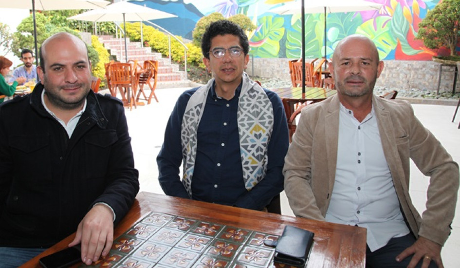Jonathan Ballesteros, gerente de la Oficina de Internacionalización de la Alcaldía de Manizales; Fabián Bedón Samaniego, especialista en patrimonio cultural inmaterial y de las Ciudades Creativas de la Unesco, y Henry Cardona, se reunieron en un almuerzo de trabajo en el restaurante A La Leña.
