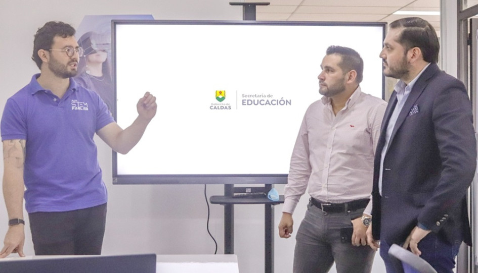 El alcalde de Neira Jhon Jairo Castaño Flórez durante la inauguración del aula STEM + Neira, un espacio revolucionario de ciencia, tecnología, ingeniería, artes y matemáticas, que se logra gracias a la Gobernación de Caldas y la Universidad Nacional de Colombia.