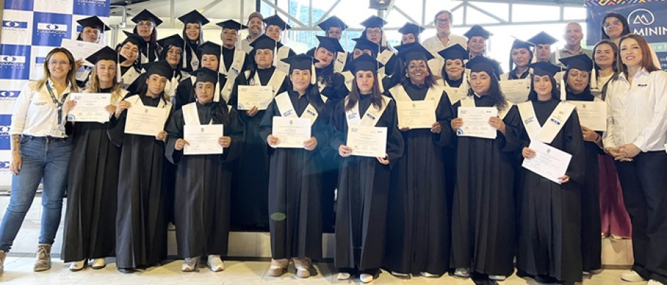 Grupo de mujeres que recibieron la certificación acompañadas de los representantes de Aris Mining, Camacol Caldas, Alcaldía de Marmato, Sena, Gerfor y Toptec.