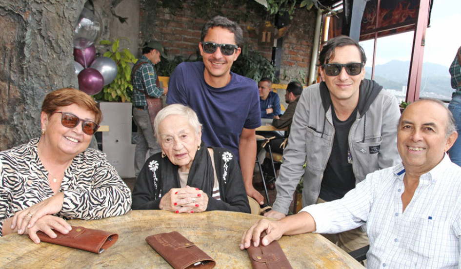 María Amelia Aristizábal, Angela Arango Valencia, Santiago Naranjo, Juan Fernando Valencia y Jorge Eduardo Valencia en un encuentro familiar en el el restaurante Efecto Barbacoa.