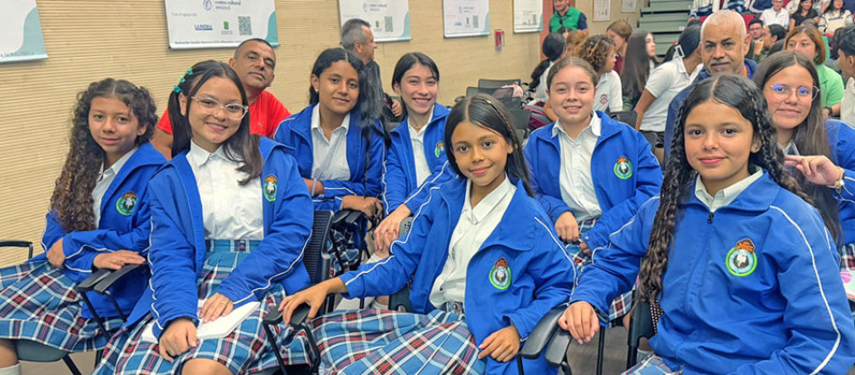 María José Bedoya Gil, Evelyn Charres Hernández, Sara Arredondo Franco, Luciana Meneses, Sara Cardona, Sara Trujillo, Luisa María Gutiérrez, Karen Sofía Gutiérrez y los docentes Harold León Gil y jaime Humberto Rodríguez, de la Institución Educativa La Sagrada Familia.