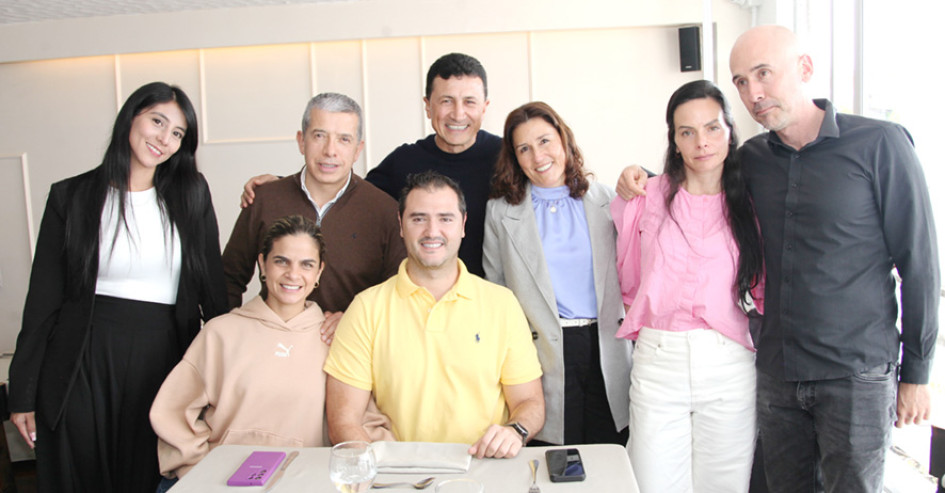 Germán Ramírez, Marisol Betancur, Juan David Betancur, Marcela Arbeláez de Betancur, David Ignacio Betancur, Estefanía Escobar, Jackeline Pardo y Henry Fonseca, funcionarios del Grupo Proseguir, en el restaurante Vino y Pimienta.