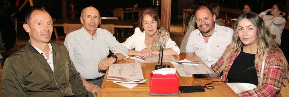 Lucas Marín, Andrés Marín, Gladys Aponte Ospina, Simón Marín y Lorena Orrego.