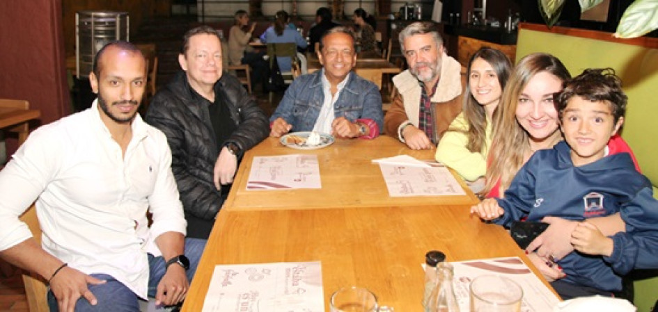 Fabián Giraldo Trejos se reunió en familia en el restaurante La Farfalla, para celebrar su cumpleaños. Lo acompañan: Fabián Mauricio Giraldo Trejos, Wilmer Giraldo Trejos, Jorge Luis Gómez, María Alejandra Serna, Luisa María Giraldo y Rafael Gómez.