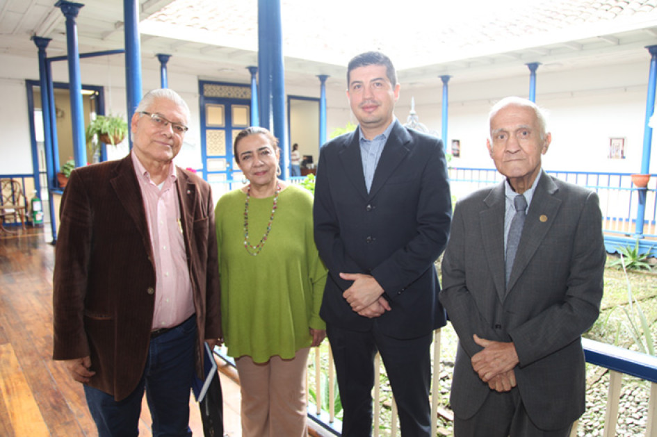 Antonio Franklin Muñoz Giraldo, presidente de la Sociedad de Mejoras Públicas de Manizales; Luz Elena Castaño Rendón, secretaria de Cultura; Carlos Arturo Castañeda García, vicepresidente de la Sociedad de Mejoras Públicas, y Óscar Gaviria Valencia, socio de la Sociedad de Mejoras Públicas.Antonio Franklin Muñoz Giraldo, presidente de la Sociedad de Mejoras Públicas de Manizales; Luz Elena Castaño Rendón, secretaria de Cultura; Carlos Arturo Castañeda García, vicepresidente de la Sociedad de Mejoras Pública
