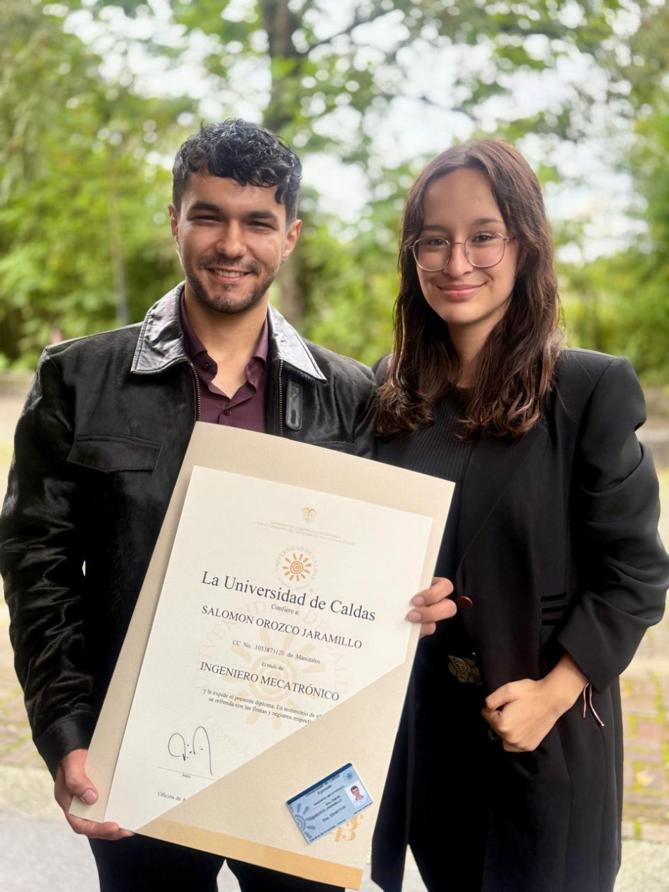 Foto | Lector | LA PATRIA Salomón Orozco Jaramillo recibió el título profesional como ingeniero mecatrónico de la Universidad de Caldas. Lo acompaña su hermana María Orozco Henao.