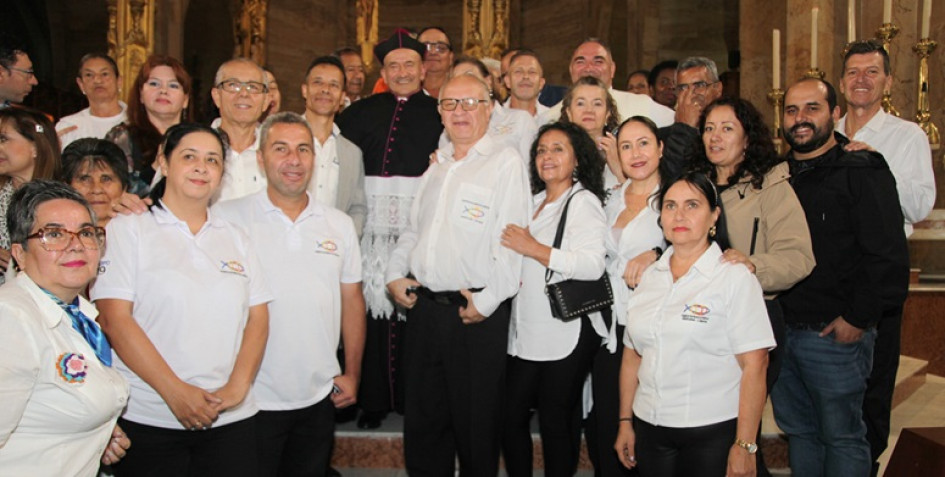 Rigoberto Rivera Ocampo, rodeado por familiares y amigos.