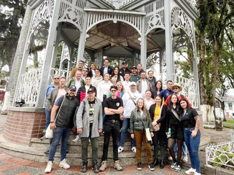 Operadores e integrantes de sectores turísticos del Norte de Caldas se reunieron en Salamina, donde participaron del taller 'Mejora la calidad de tu servicio turístico' dentro de la plenaria 2025 del Clúster Turismo, Naturaleza y Cultura de esta zona del departamento. El espacio contó con el apoyo de Cotelco y la Cámara de Comercio de Manizales por Caldas.