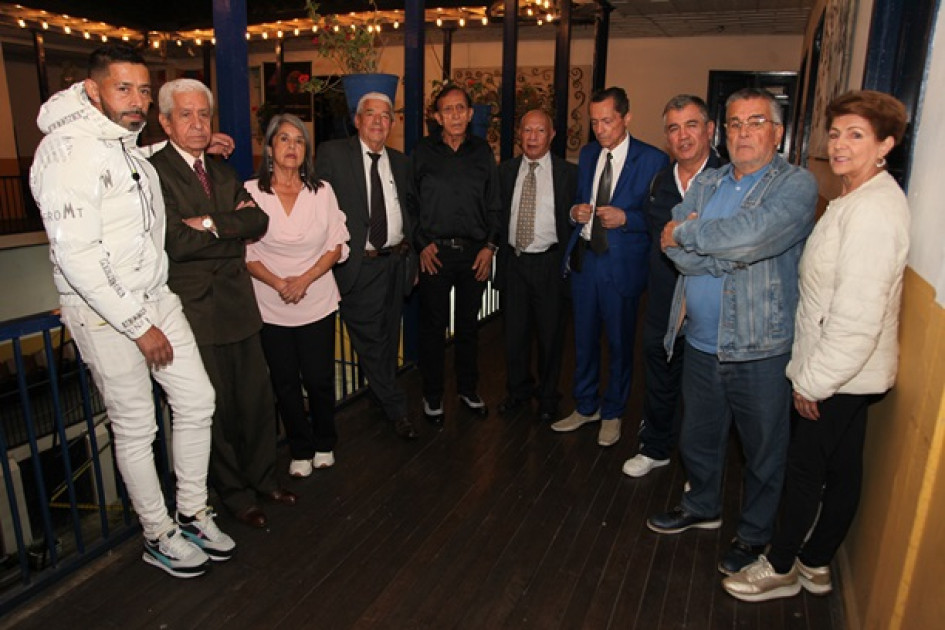 Grupo de amigos y familiares de los cumpleañeros.