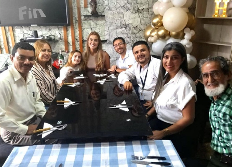 Foto | Rubén Darío López Londoño | LA PATRIA Humberto Iglesias, Luz Amparo García, Violeta Sepúlveda, Valentina, la homenajeada; Andrés Sepúlveda, Gabriel López, Marta Lucía Chalarca y Federman García.