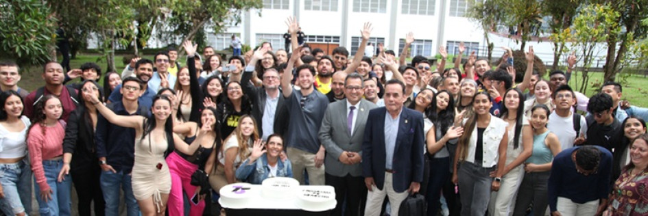 Grupo de directivos y estudiantes.