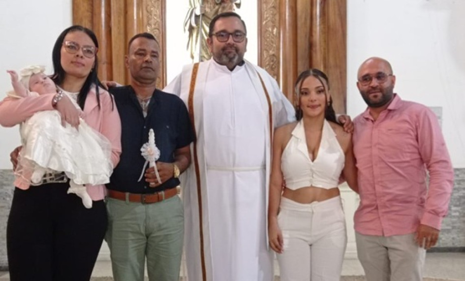 Foto | Cortesía | LA PATRIA Gabriela Pulgarín, Dora Liliana Parra (madrina), Orley Otálvaro (padrino), presbítero Daniel Arango, Tatiana Valencia y Gustavo Pulgarín, padres.