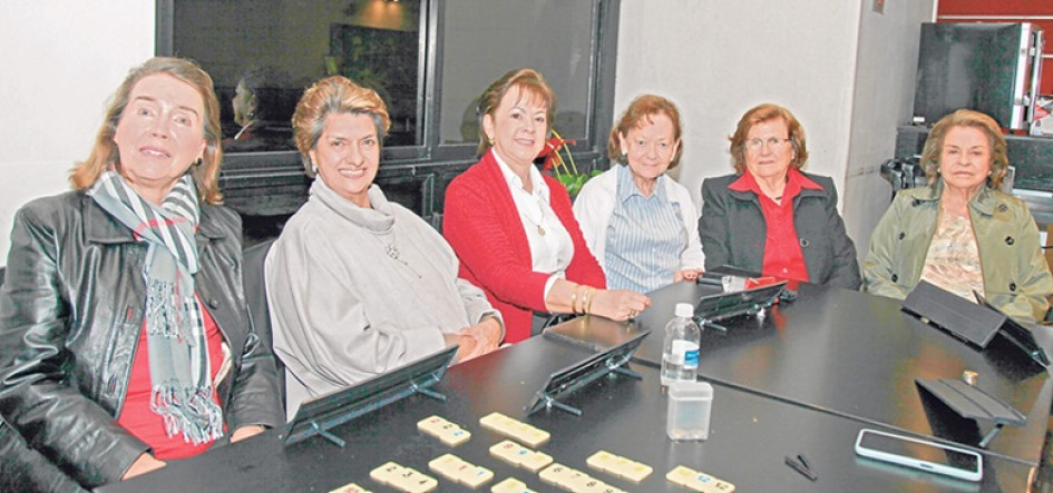 Foto | Argemiro Idárraga | LA PATRIA Luz María Ocampo, María de los Ángeles López, María Muñoz, Teresa Jaramillo, Estela Martínez y Fabiola Gómez se reunieron en una cena de amigas en el Club Manizales, sector El Cable.