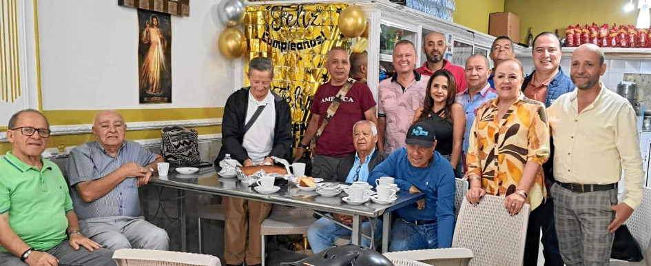 Ómar Orozco, agrónomo, y Gerardo Herrera, docente, celebraron sus 80 años de vida en la tradicional cafetería Las Américas, ubicada en la carrera 4, entre calles 8 y 9 de Anserma (Caldas). El grupo de amigos que se reúne allí cada mañana les ofreció un homenaje en medio de café, anécdotas y buen humor, encabezado por el anfitrión William Restrepo.