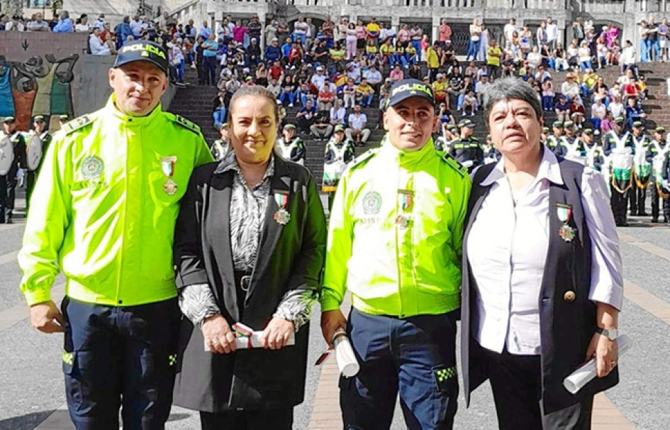 Foto| LA PATRIA El intendente jefe Carlos Alonso Torres Marín, líder del Grupo de Homicidios de la Policía; la fiscal 22 Itinerante, Olga Lucía González Trejos; el intendente Julián David Bedoya Hernández, del Grupo de Homicidios; y la fiscal 8 Unidad de Vida, Constanza Pachón Sánchez. Ellos fueron condecorados el 20 de Julio por la Alcaldía de Manizales, con el escudo de la ciudad, por su labor para resolver los crímenes ocurridos en la capital caldense y contribuir con la seguridad.