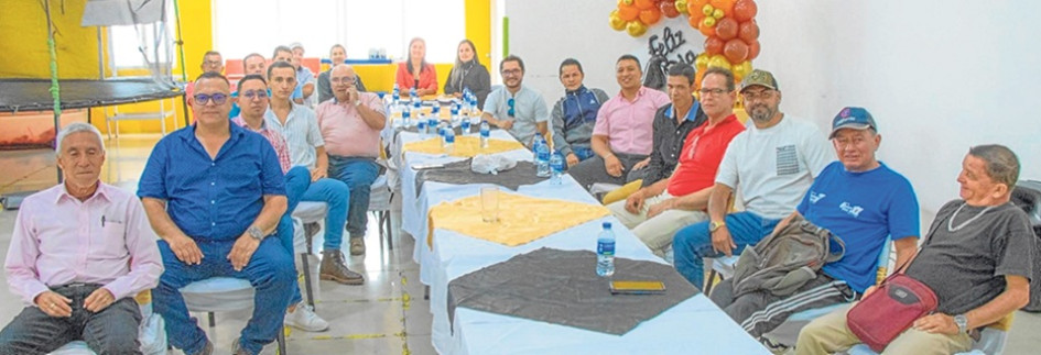 Foto | Henry Alberto Giraldo | LA PATRIA  La Alcaldía de Manzanares (Caldas) ofreció un almuerzo especial a los padres de familia que forman parte del equipo de trabajo y del Concejo. Fue un acto sencillo, pero lleno de gratitud, en el que se reconoció su compromiso, dedicación y el papel fundamental que desempeñan en sus hogares y en la sociedad.