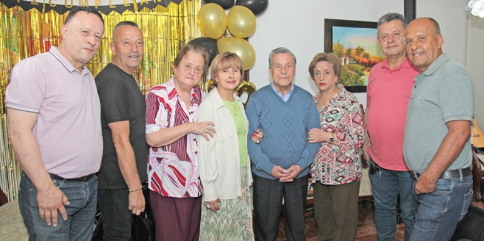 Fotos | Argemiro Idárraga | LA PATRIA Guillermo Alonso Giraldo Betancur, Hernán Giraldo Betancur, María Luisa Betancur Ospina, Luz Mery Giraldo Betancur, José Hernàn Giraldo Martínez, Martha Cecilia Giraldo Betancur, José Alberto Giraldo Betancur y Augusto Giraldo Betancur.