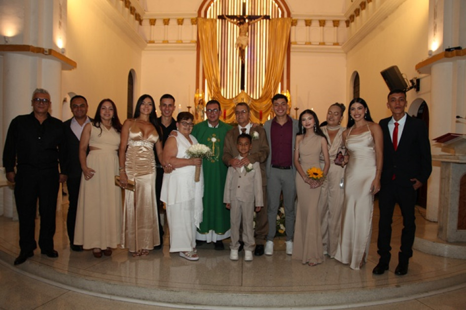 Grupo familiar asistente a la eucaristía.