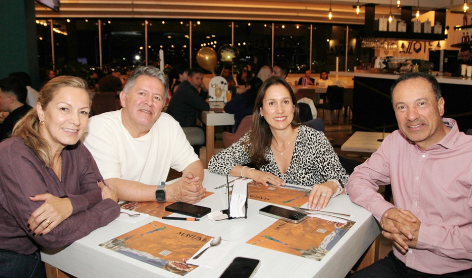 Foto | Argemiro Idárraga | LA PATRIA  Margarita Bonilla, Santiago Valencia, Gloria Ingrid Muñoz y Óscar Muñoz compartieron una cena de trabajo en el restaurante La Azotea, durante un encuentro entre socios.