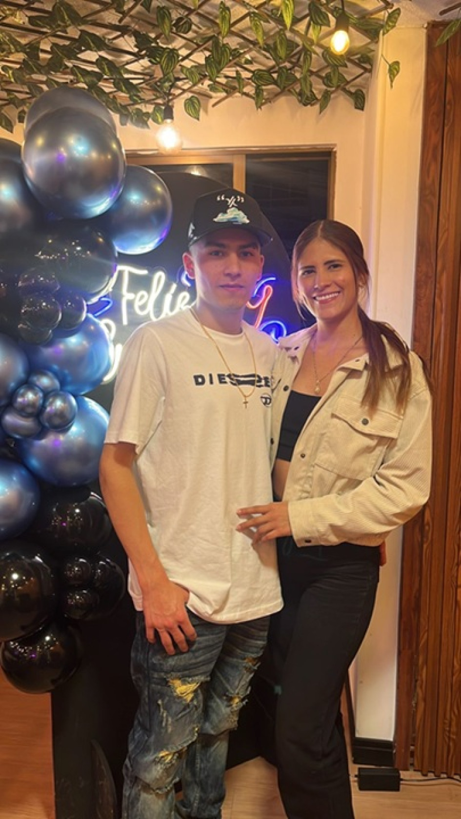 Julián Andrés Pérez celebró su cumpleaños número 23 con una cena en el restaurante La Shiraka, en compañía de María José Giraldo.