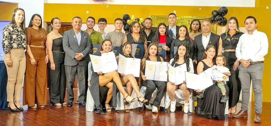 Foto | Henry Giraldo | LA PATRIA En Manzanares (Caldas) se llevó a cabo el pasado 19 de agosto la ceremonia de graduación de los programas de Tecnología en Sistemas Informáticos y Técnico Profesional en Soporte y Operación de Sistemas Informáticos. Fue un momento especial en el que el esfuerzo, la disciplina y la pasión por aprender se convirtieron en inspiración para la comunidad del CINOC. Un logro que llena de orgullo a estudiantes, docentes y familias.