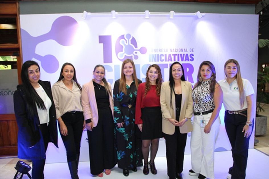 Laura Obando, Paola Ardila, Ángela López, Olga Idárraga, Natalia Aguirre, Diana Patiño, Martha Serna y Adriana Sánchez.