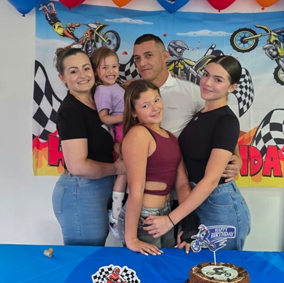 Jorge Escobar Franco junto a su esposa Luisa Hincapié y sus hijas Valentina, Sophia y Amelia.