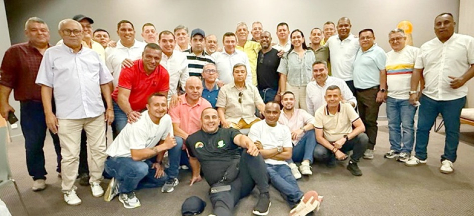 Con una cena y una torta, la familia del fútbol colombiano celebró los 81 años de vida de Álvaro González Alzate, presidente de la Difútbol y vicepresidente de la Federación Colombiana de Fútbol, en Barranquilla. Participaron, entre otros, Ramón Jesurún, presidente de la Federación; Carlos Mario Zuluaga, presidente de la Dimayor; además de los presidentes de las ligas departamentales y sus familiares.