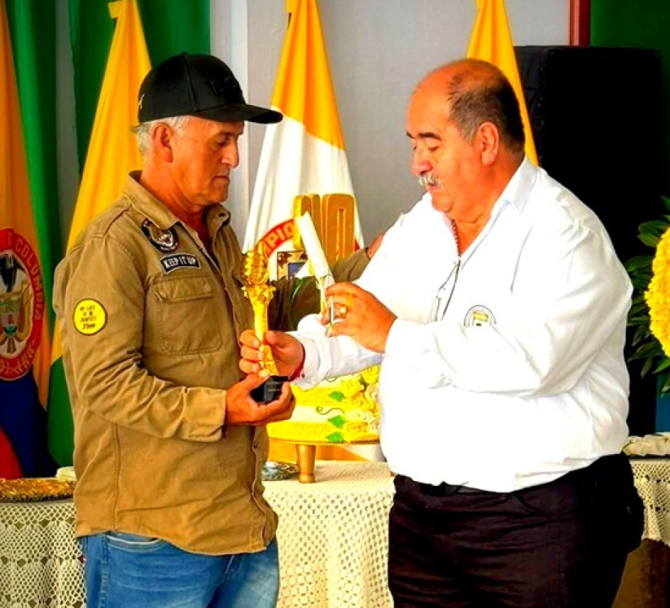 La Institución Educativa Elías Mejía Ángel otorgó el reconocimiento de Emprendedor del Año a José Aurelio Londoño Zuluaga, más conocido como "socio", por su compromiso, dedicación y entrega en beneficio de la comunidad pacoreña. Así lo dio a conocer el rector de la institución educativa Francisco Javier Obando quien manifestó que su Liderazgo en procesos de ornato y embellecimiento del parque central, la gruta del sector La Bomba, el polideportivo y otros espacios comunitarios destacado en actividades socia