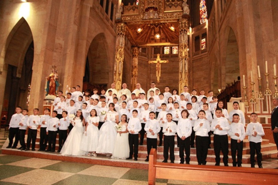 Los estudiantes de grado cuarto del Seminario Menor Nuestra Señora del Rosario (Semenor) recibieron el sacramento de la Primera Comunión en la solemnidad de la Catedral Basílica Nuestra Señora del Rosario. La ceremonia fue presidida por el rector de la institución, padre Fernán Llano Ruiz, en un acto que reafirmó la fe y el compromiso espiritual de los niños junto a sus familias.