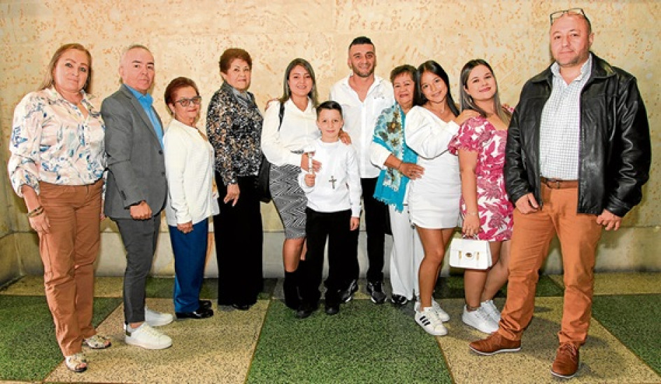 Agustín Navarrete Palacio, acompañado de su familia: Martha Lucía Correa, Juan Carlos Palacio, Bertha Torres, Deyanira Gómez, Daniela Palacio, Agustín Navarrete, Felipe Navarrete, Olivia Sánchez, Valentina Cano, Luisa Fernanda Morales y Marcelo Gómez.