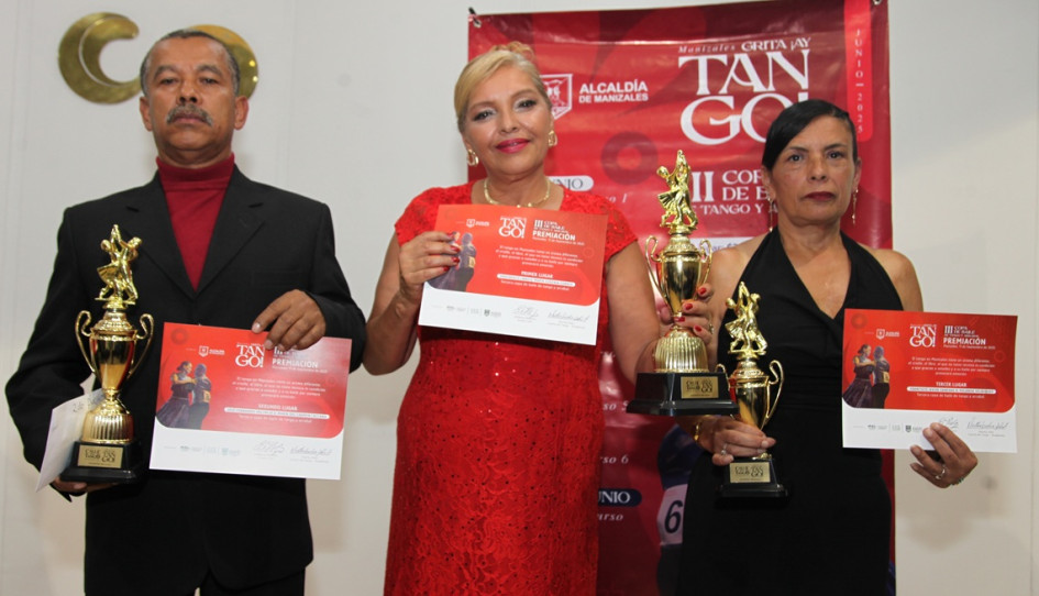 Jose Fernando Valencia, segundo puesto; María Eugenia Correa, primer puesto; y Yolanda Velásquez, tercer puesto.