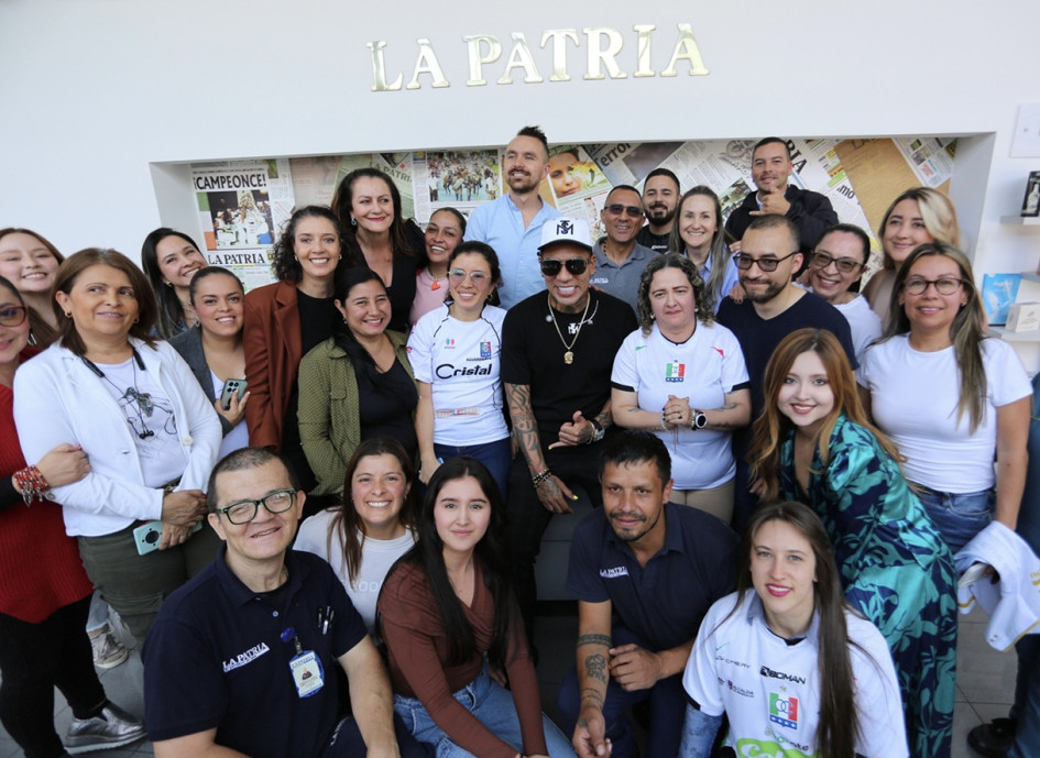 El pasado jueves 2 de octubre, LA PATRIA le entregó la portada con la imagen de la primera página del periódico que se publicó el día que Dayro batió el récord en el fútbol colombiano como reconocimiento por sus méritos futbolísticos. Empleados de las diferentes áreas del periódico de casa posaron con Dayro para la foto.