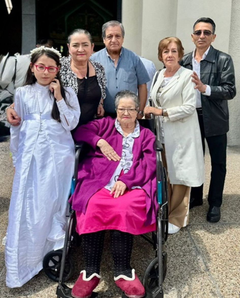 Sara Martínez, Patricia Pérez, Guillermo Bustamante, Martha Bustamante, Mario Gil. Sentada: Rubiela Pérez.