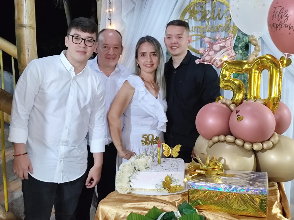 Foto | Cortesía | LA PATRIA Argenis Ortegón Betancur festejó sus 50 años en la finca La Esmeralda en Calarcá (Quindío), acompañada por Johan Morales Ortegón, Fabián Morales Quintero y Steven Morales Ortegón.