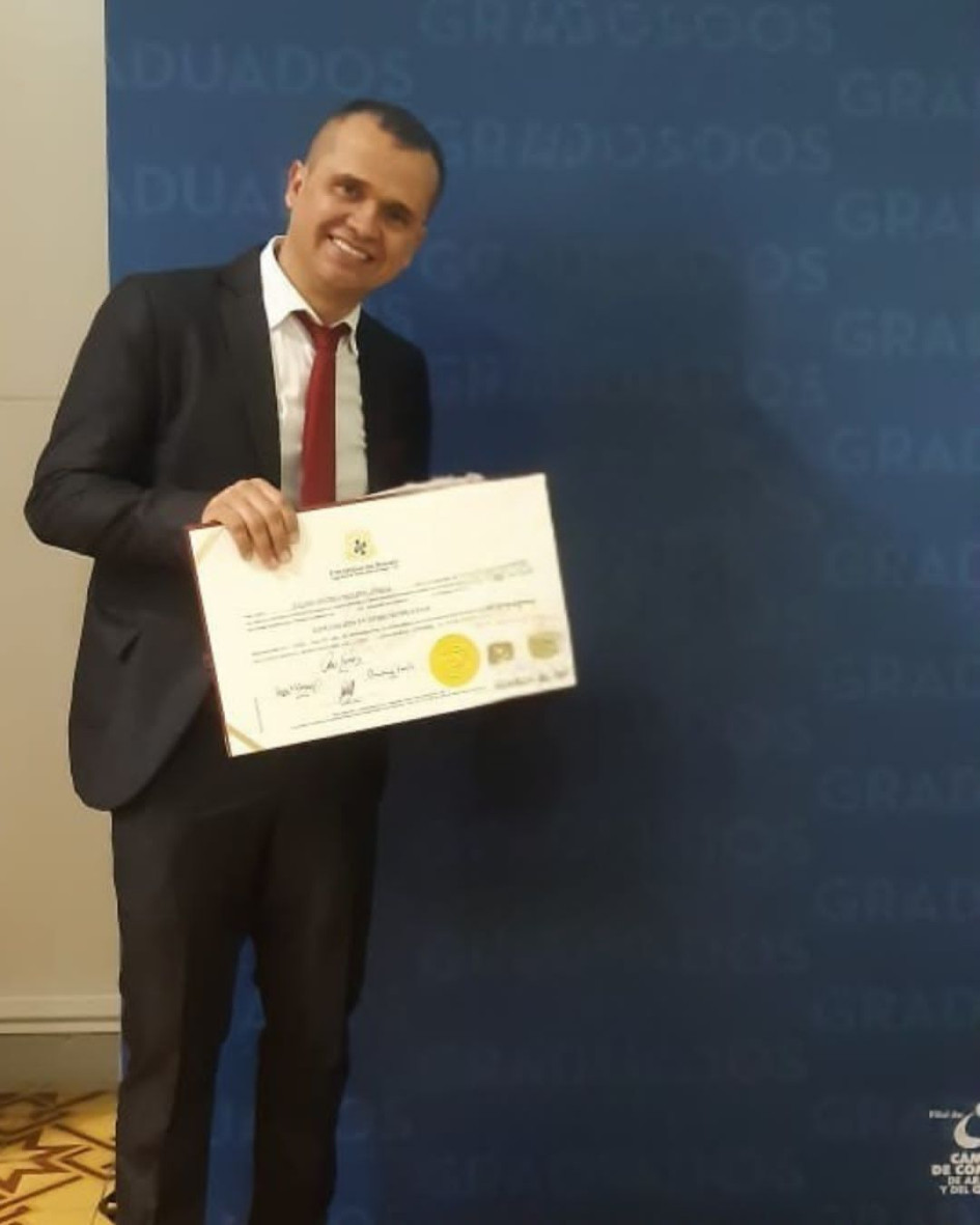 El abogado Julián Andrés Molina Loaiza recibió su título como Especialista en Derecho Procesal de la Universidad del Rosario, el pasado 11 de septiembre.