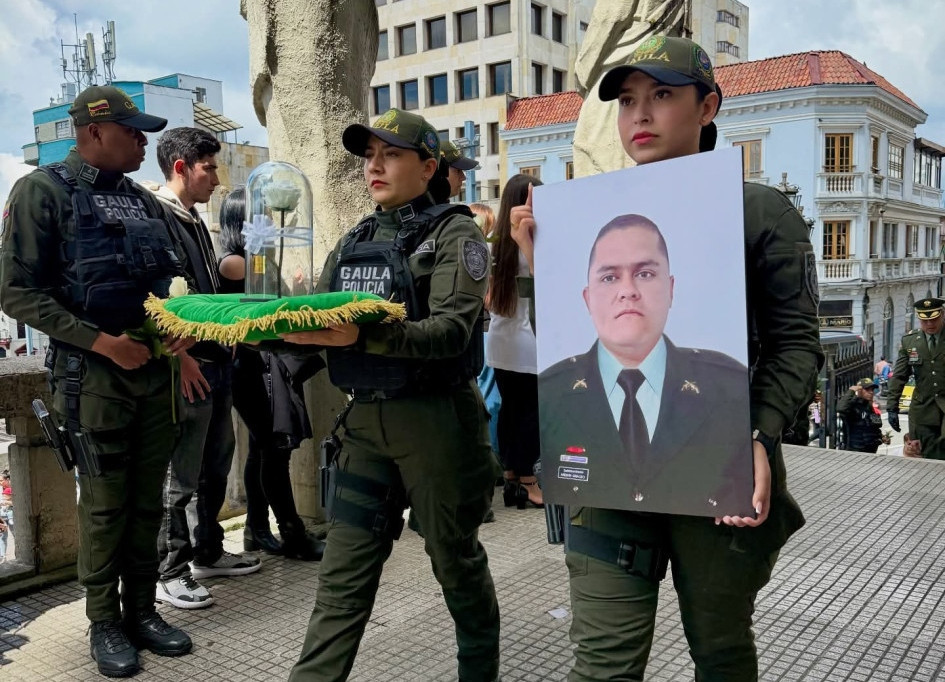 La Policía Nacional en Caldas lamentó la partida de un miembro del Gaula Ardwin Hanney Giraldo Henao, natural de Villamaría, quien ajustó 18 años en la institución. Perteneció a los gaulas de Antioquia y de Caldas. En nuestro departamento llevaba 9 años.