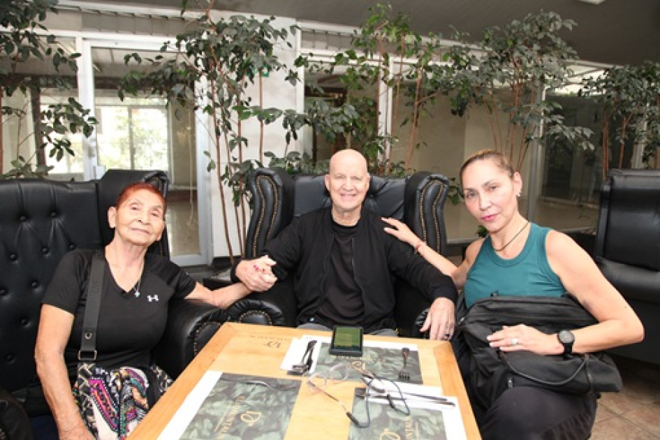 Romelia Sánchez, Peter Unger y Sudrara Ricciarini visitantes de Estados Unidos almorzaron en el restaurante El Dauntaun.