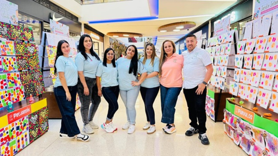 Katherin Tabares, Daniela Bedoya, Camila Ocampo, Camila López, Kelly Grisales, Milena Marín y Jorge Cardona.