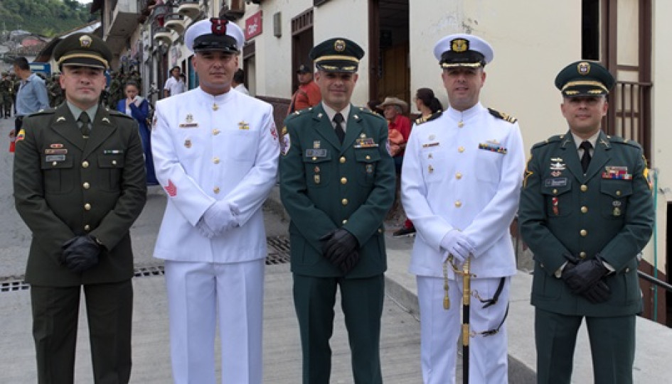 Entre los condecorados de izquierda a derecha: teniente Víctor Naranjo, sargento Hernando Casanova, teniente coronel Juvel Trujillo, capitán Daniel Ricardo Gutiérrez y el mayor Sergio Gutiérrez.