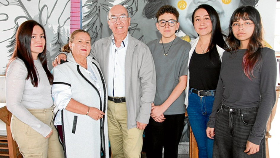 Carolina Uribe, Luz María Salazar, Nilvio Uribe, Mathias Muñoz, Alejandra Uribe y Valeria Muñoz.