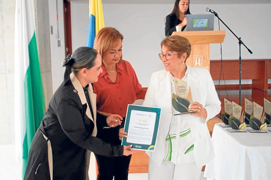 Foto | Luis Ángel Giraldo | LA PATRIA Elizabeth Zuluaga Duque ha sido reconocida por la Dirección Territorial de Salud de Caldas, la Red Gerontológica de Caldas, la Gobernación de Caldas y la Universidad de Manizales, en honor a su destacada trayectoria y sus 20 años de servicio a la comunidad gerontológica. Su labor en el Asilo de Ancianos El Paraíso, las Damas Grises y la Cruz Roja en Caldas ha dejado un legado de generosidad, conocimiento y compromiso, marcando de manera positiva a los adultos mayores qu