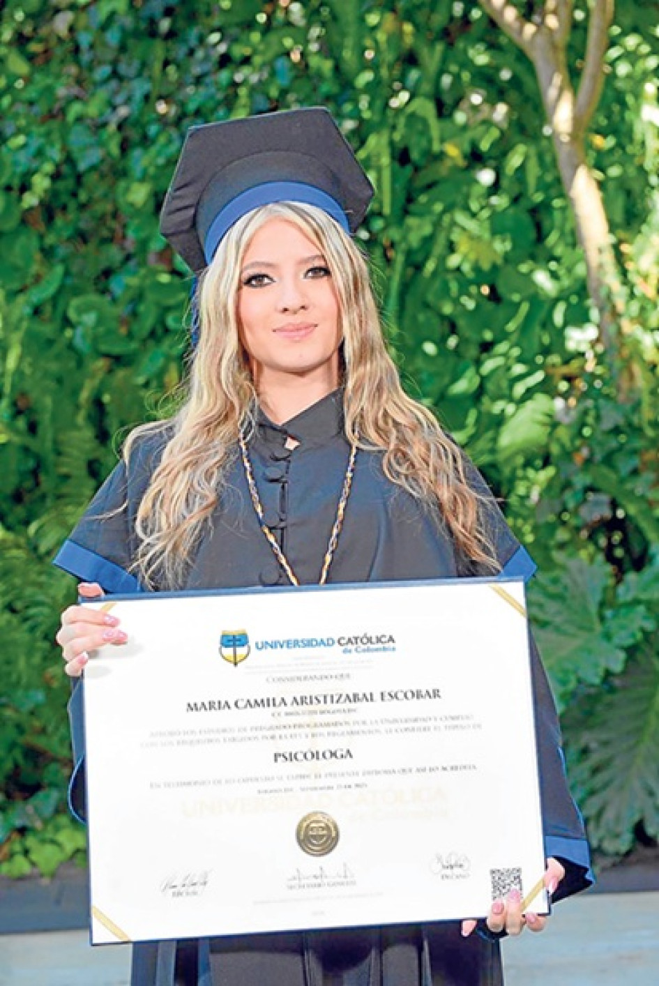 Foto | Cortesía | LA PATRIA María Camila Aristizábal Escobar recibió su título como psicóloga de la Universidad Católica de Colombia, en Bogotá. Con gran orgullo su familia celebra este gran logro y desea con todo el amor que este título sea el comienzo de un futuro brillante, lleno de éxitos, bendiciones y maravillosas oportunidades.