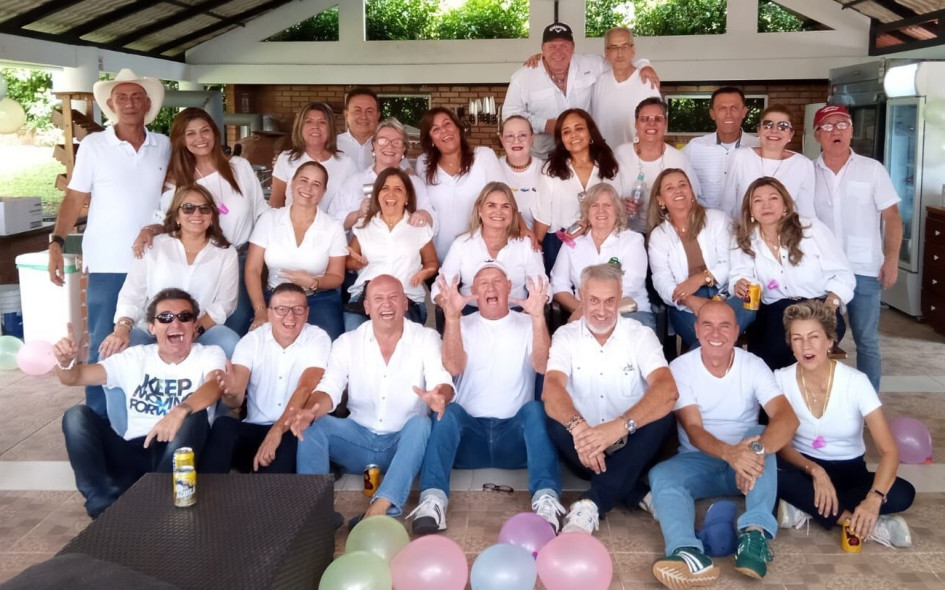 Foto | Cortesía | LA PATRIA  Compañeros egresados de la promoción de 1990 del programa de Publicidad de la Universidad Católica de Manizales (UCM) se reunieron en una finca en el departamento del Quindío para festejar los 35 años de su grado.