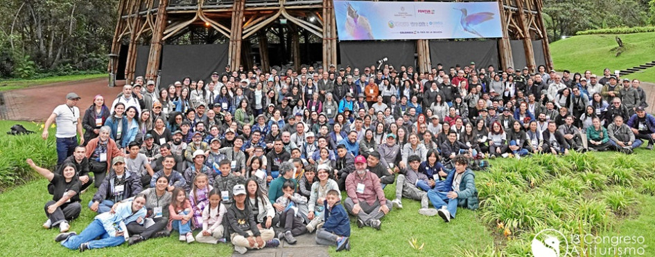 Participantes, expositores, guías, emprendedores y organizadores del Congreso de Aviturismo en el Pabellón Zeri.