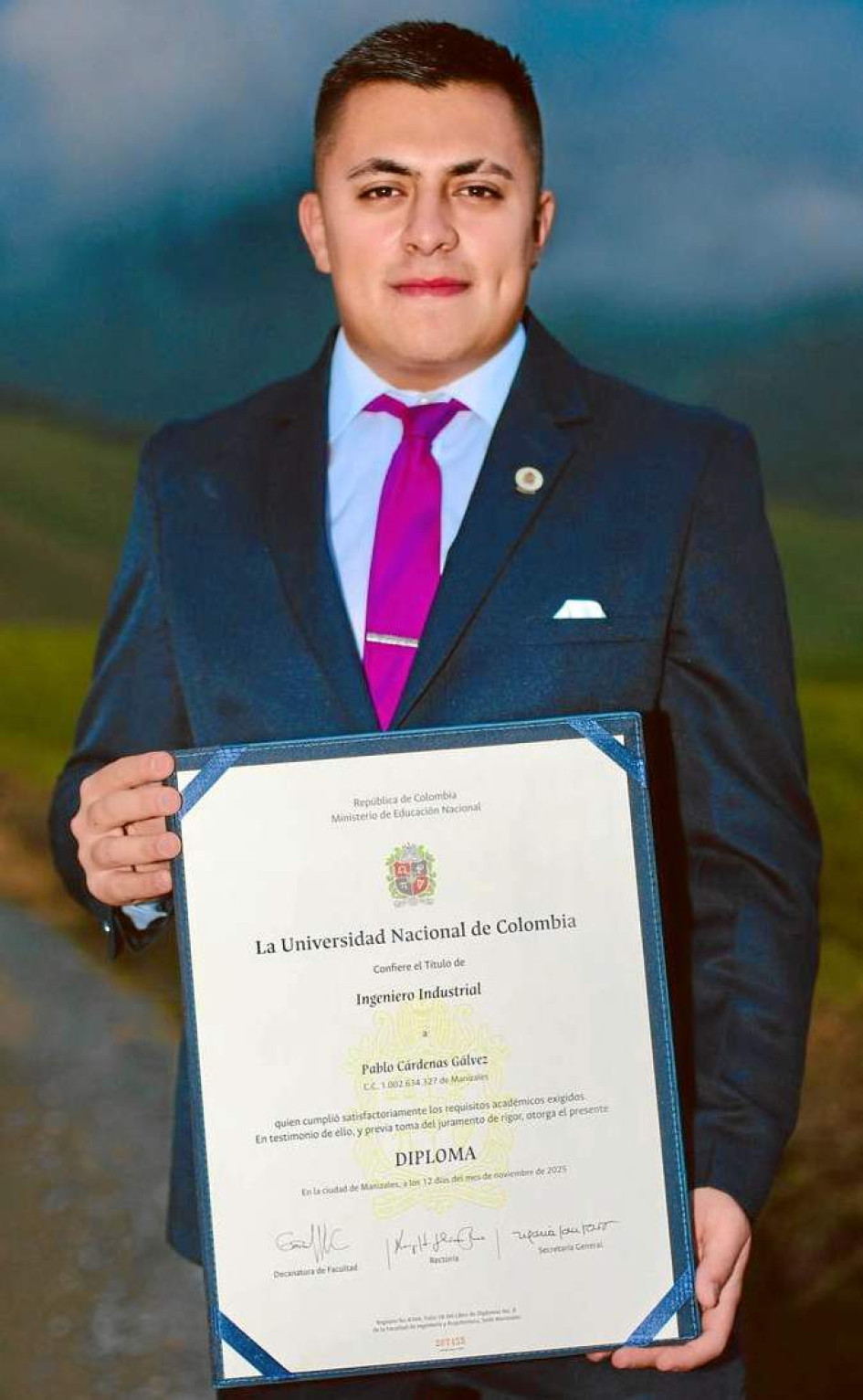 Foto | Cortesía | LA PATRIA El pasado 12 de noviembre, Pablo Cárdenas Gálvez recibió su título de Ingeniero Industrial de la Universidad Nacional de Colombia sede Manizales. El nuevo Ingeniero es hijo de Mónica Andrea Gálvez Mora y Gabriel Fernando Cárdenas Osorio.