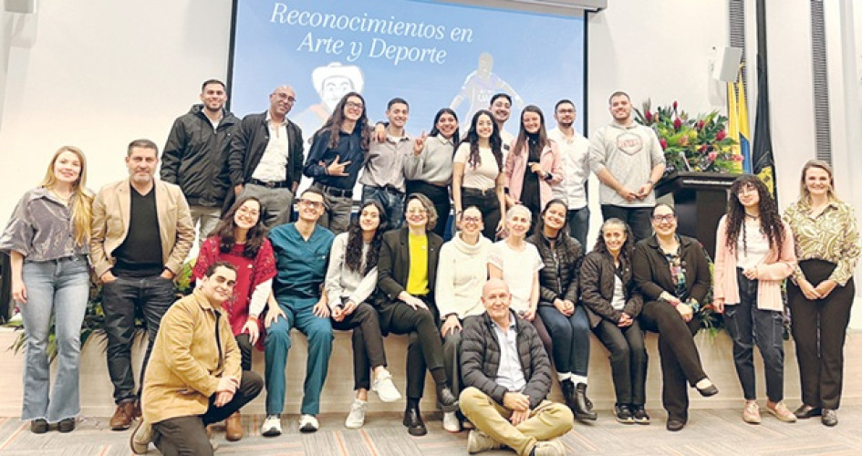 En el auditorio Fundadores Mario Calderón Rivera, de la Universidad Autónoma de Manizales, se entregaron reconocimientos a deportistas y artistas, estudiantes y egresados, por su destacado desempeño en el 2025.