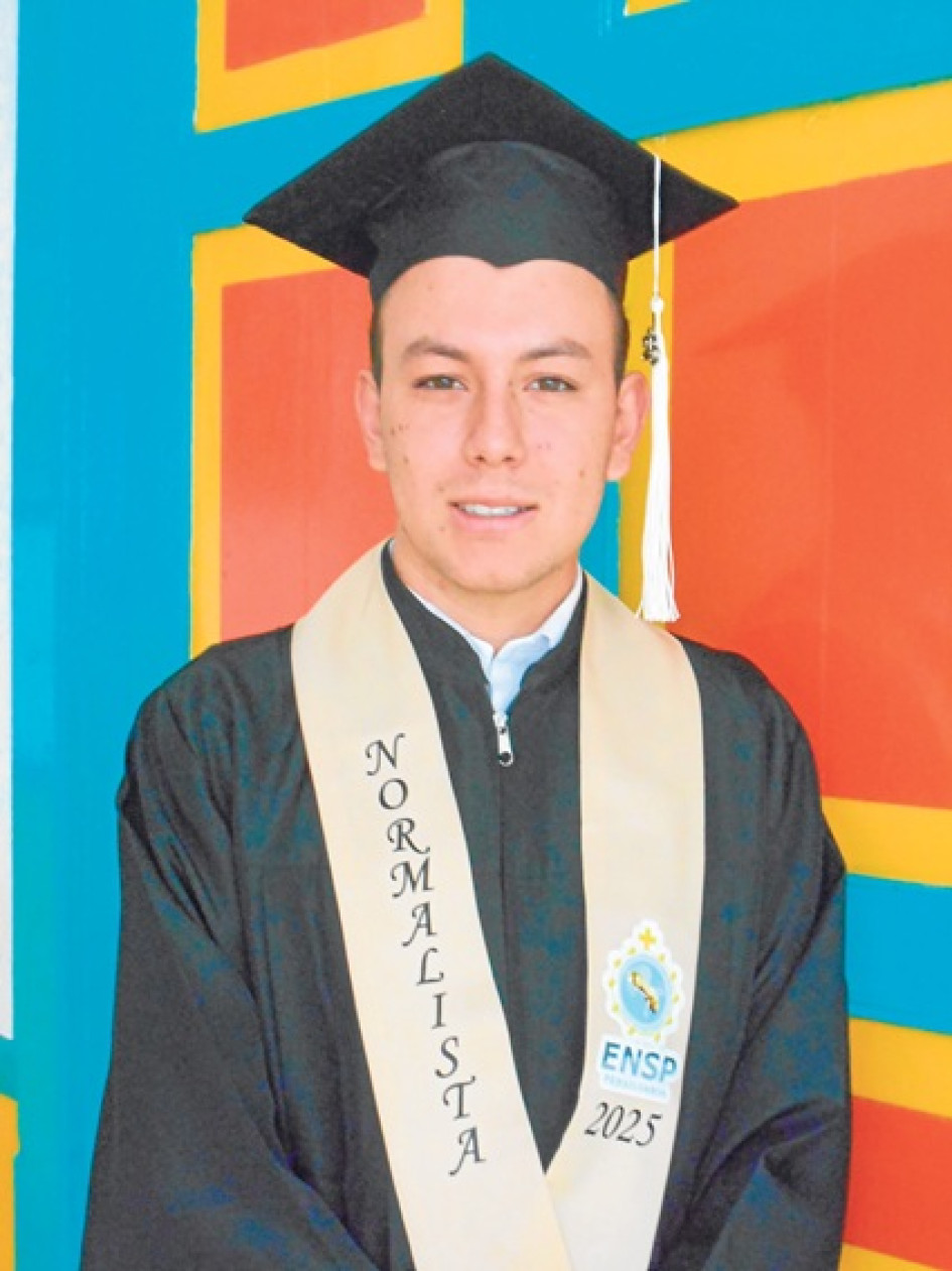 Juan Sebastián Suárez Tabares recibió su graduación como Normalista Superior de la Normal de La Presentación de Pensilvania al finalizar la formación complementaria en pedagogía en ceremonia cumplida en el templo Nuestra Señora de Los Dolores.