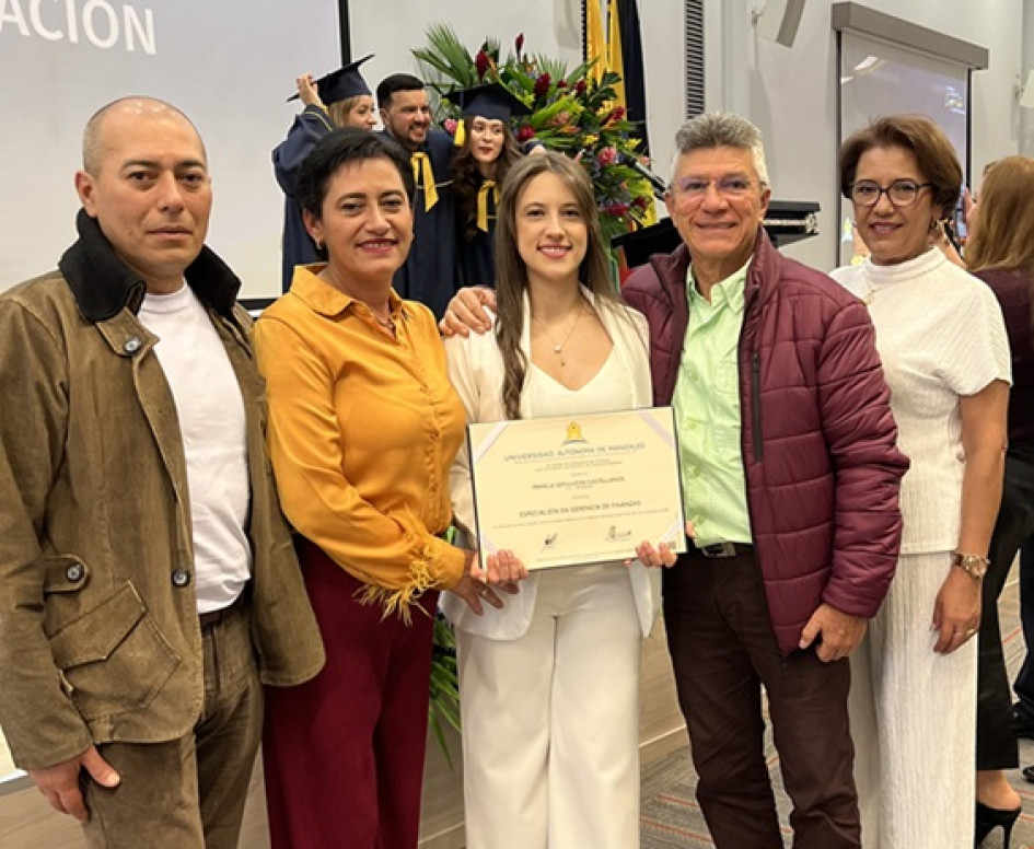 Pamela Sepúlveda Castellanos se graduó como especialista en Gerencia de Finanzas de la Universidad Autónoma de Manizales. En la imagen la acompañan Milton Castellanos, María Eugenia Castellanos, Jorge Alberto Sepúlveda y Blanca Castellanos.