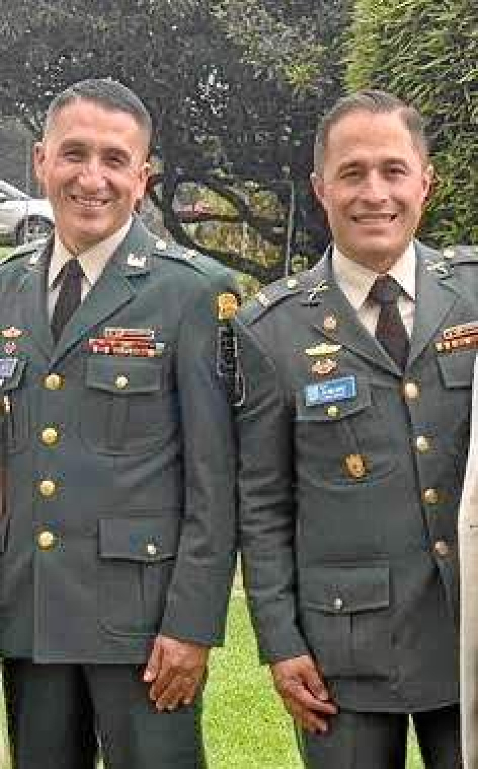 Los mayores Julián López  Ramírez y Diego Ortiz Ramírez, quienes ascenderán a tenientes coroneles del Ejército Nacional.